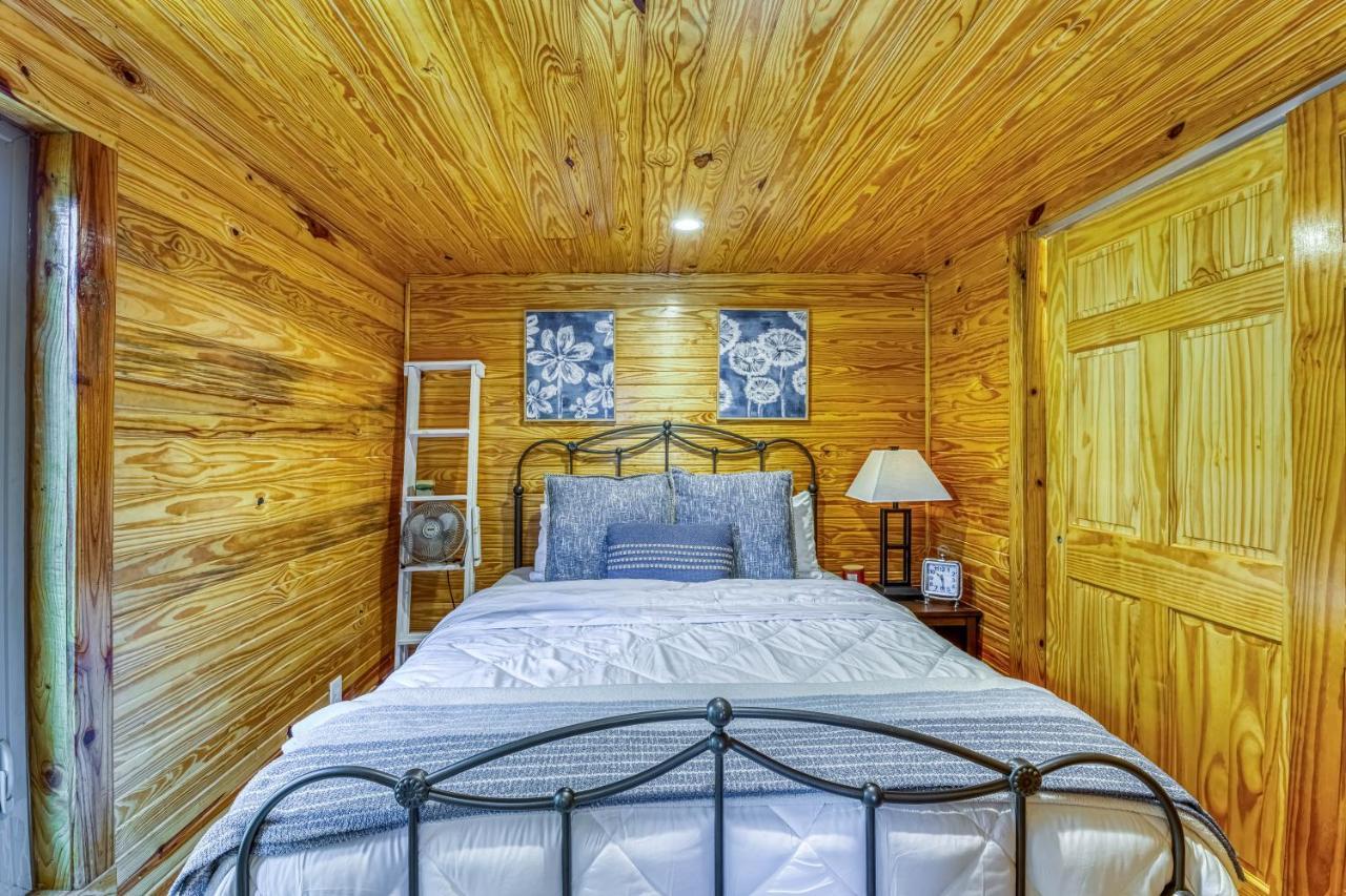 The Gemini-A Dreamy, Waterfront Tiny Cabin Rogersville 外观 照片